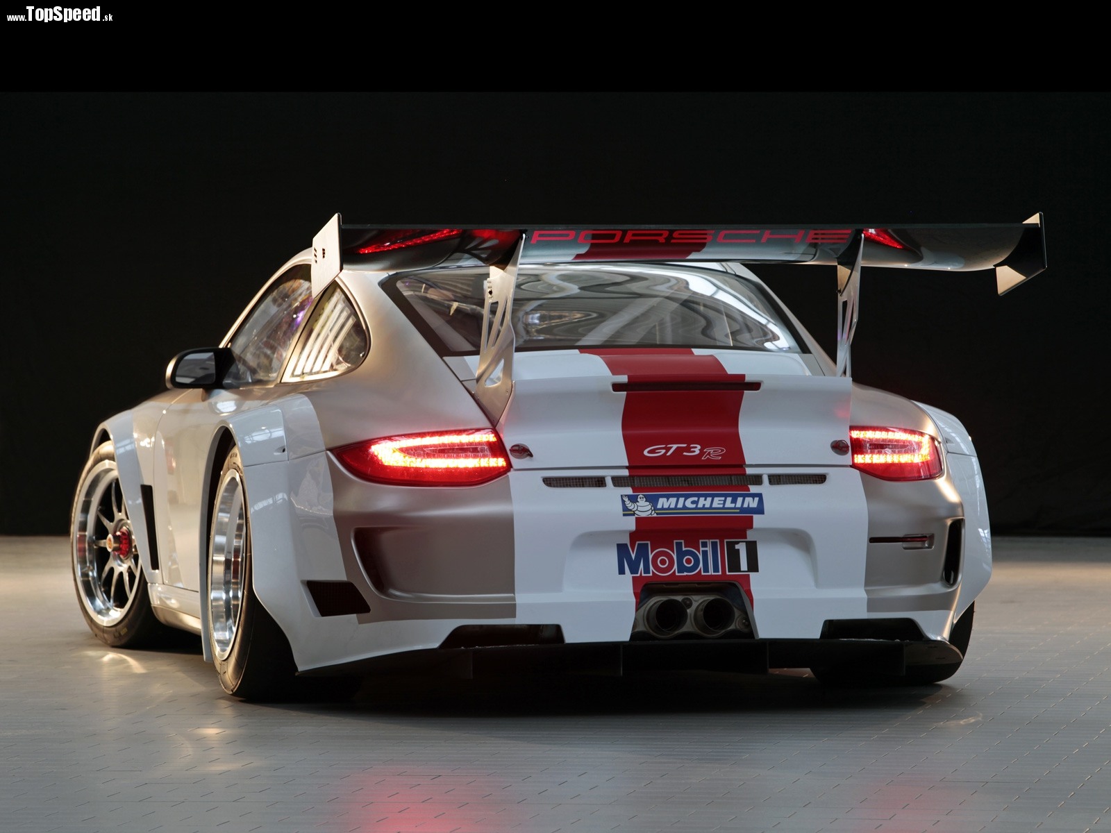 Diódové svetlá sa rovnako ako obrie zadné krídlo stali pre 911 GT3 samozrejmosťou.